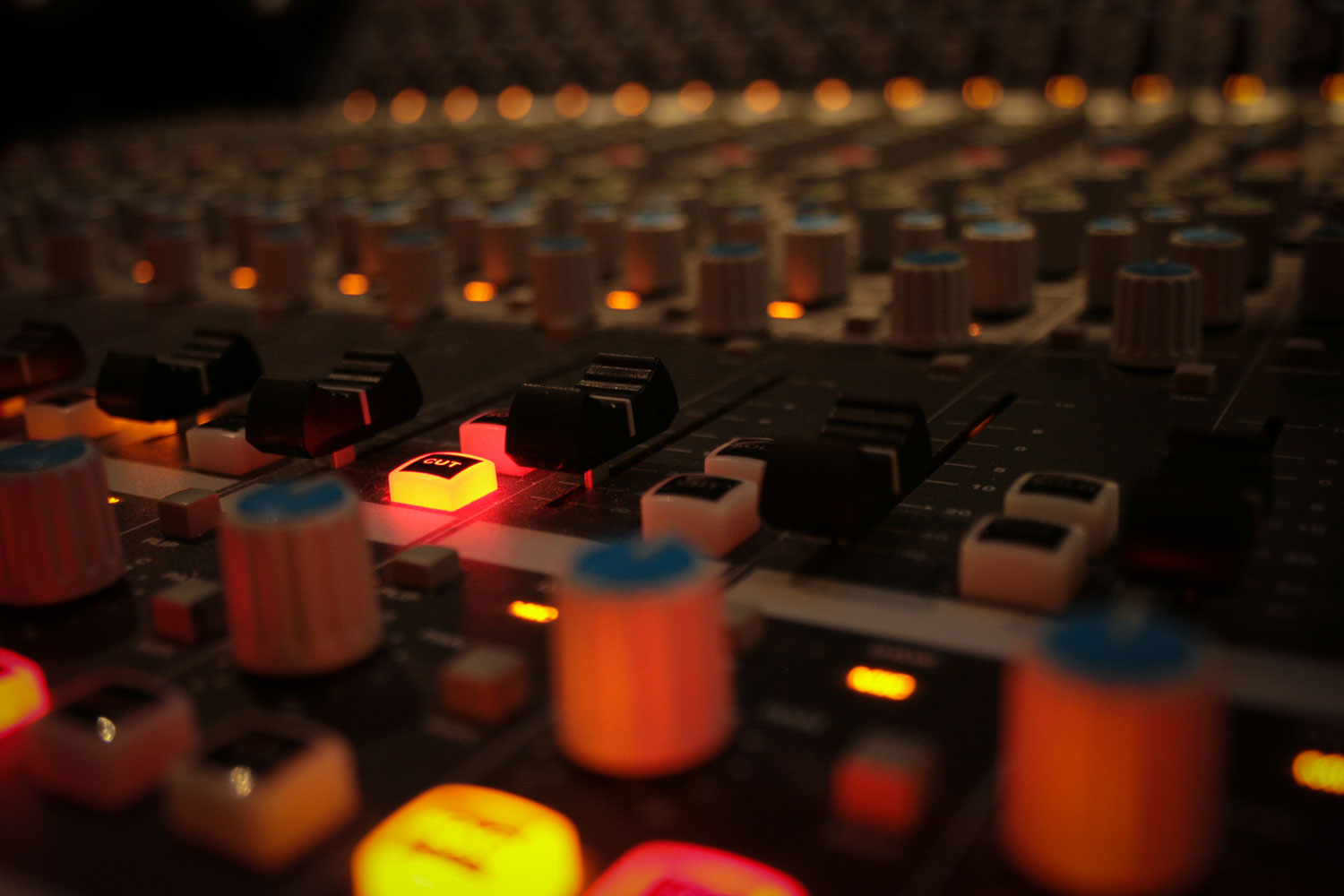 mixing table Barefoot studio